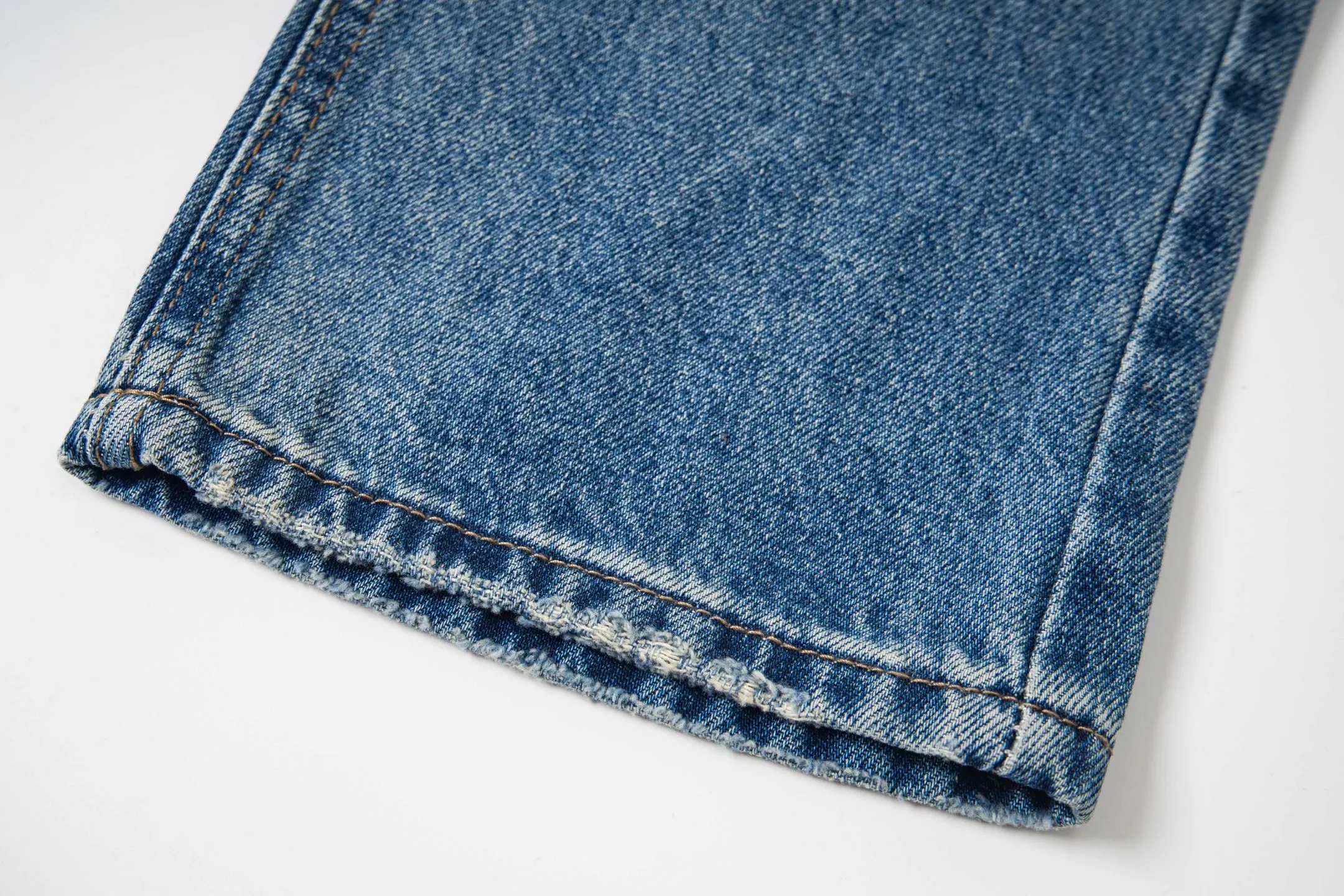 P260 Chrome Hearts micro-flared light blue multi-leather hot jeans. CH jeans need to be washed after the finished product, then disassembled and hand-stitched with sheepskin cross leather and then spliced ​​to complete. The whole piece has too many craftsmanship to explain. The patchwork cross pattern is embellished, and the high-waisted washed jeans! ! Absolutely high-end luxury products, god-level single products and super popular products, made with top heavy industry, a must-see magic weapon. Customized hardware. The fabric is thick and soft after washing. It has good breathability. Customized small leather label. Unique design. The details are simple and elegant, and the workmanship is exquisite. The entire trousers are neatly routed and the details are in place! It’s so cool that both men and women can easily control the genderless trend! Style number: 1796# Color: blue Size: 28 30 32 34 36